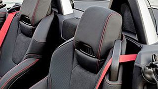 Die Nackenheizung in den Mercedes-Cabrios, der „Airscarf“ bleibt nach der Beilegung eines Patentstreits nun doch lieferbar. (Daimler)