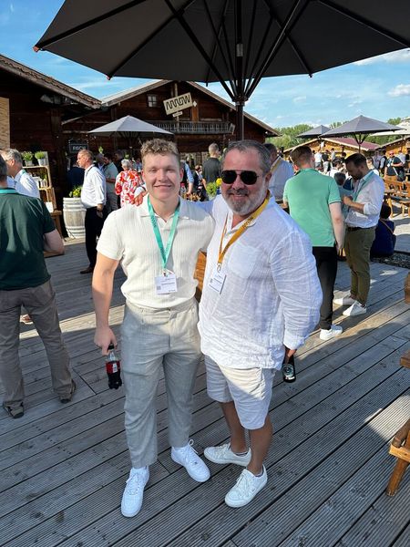 Christof Schuster und Markus Grathwohl (NTT DATA) freuen sich, die IT-BUSINESS mal wieder live zu treffen. (Bild: Vogel IT-Medien )