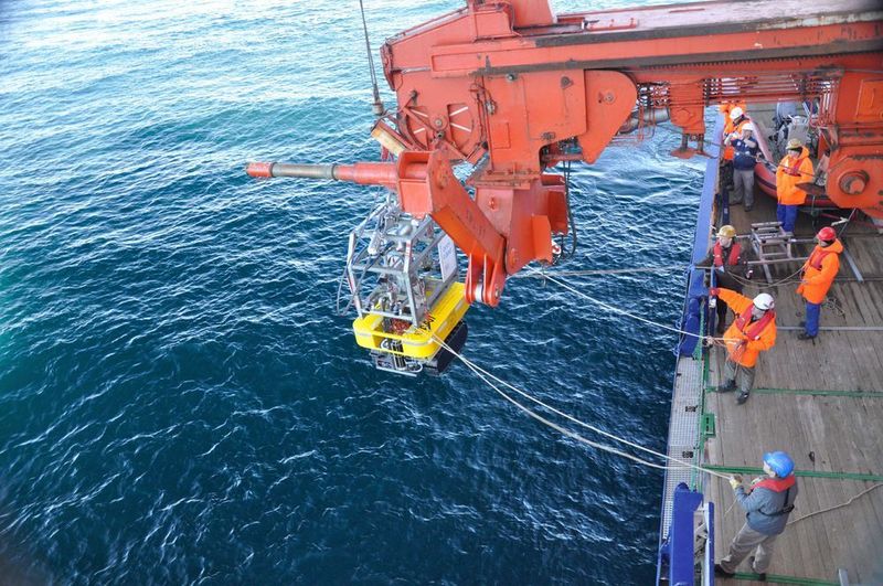 Der Tiefsee-Crawler Tramper mit seinem Multi-Sensorsystem an Deck der Polarstern. (Alfred-Wegener-Institut / Eddi Fadeev)