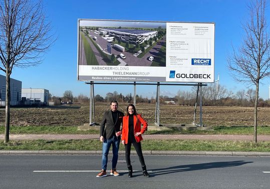 Hier entsteht innerhalb der nächsten rund 12 Monate ein nachhaltiges, voll auf E-Commerce spezialisiertes Logistikzentrum, das von der Habacker-Holding+Thielmann Group gebaut wird. Nutzen wird es die Recht Kontraktlogistik GmbH. Lesen Sie hier, was da geplant ist ... Hier entsteht innerhalb der nächsten rund 12 Monate ein nachhaltiges, voll auf E-Commerce spezialisiertes Logistikzentrum, das von der Habacker-Holding+Thielmann Group gebaut wird. Nutzen wird es die Recht Kontraktlogistik GmbH. Lesen Sie hier, was da geplant ist ...