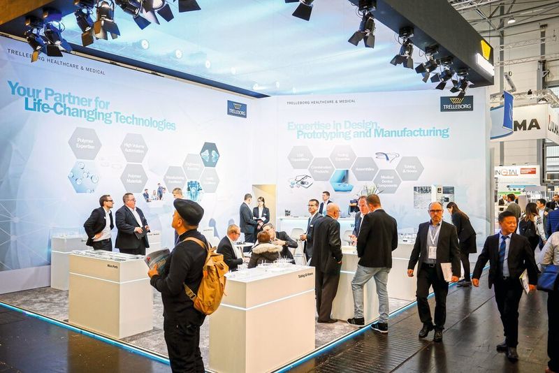 Der Trelleborg-Geschäftsbereich Healthcare & Medical unterstützt seine Kunden bei der Entwicklung und Fertigung von Formteilen mit komplexen Geometrien und Mehrkomponententeilen. Auf der Compamed hat das Unternehmen sein Präzisionsspritzgussverfahren für Flüssigsilikon und 2K vorgestellt, mit dessen Hilfe sich die mit Montageprozessen verbundenen Risiken minimieren lassen. So können auch Leckagen oder unerwünschte Toträume, in denen sich Bakterien bilden können, vermieden werden. (Messe Düsseldorf / ctillmann)