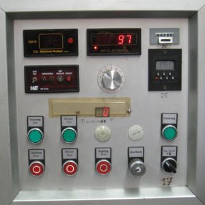 Alt gegen Neu: Retrofitting treibt Stanzmaschine zu höheren Leistungen. Im Vergleich: Das bisherige Bedienfeld (links) und das aktuelle.