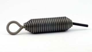 Zugfeder mit einer max. Federkraft von Fn = 1150 N bei einer Federsteifigkeit von nur 4 N/mm.  (Bild: Dr. Werner Röhrs)