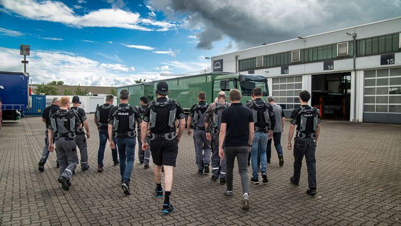 Zur Reduzierung körperlicher Belastungen und Förderung der Mitarbeitergesundheit führt MAN Exoskelette ein. (Bild:  MAN)