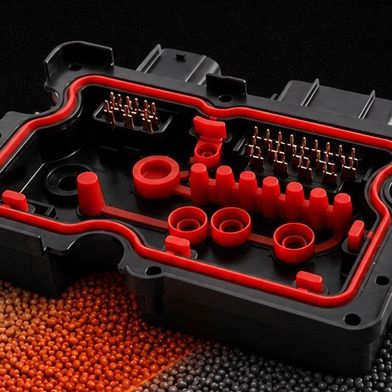Handtmann zeigt auf der Fakuma 2026 das breite Einsatzspektrum von PA12-Rezyklat für technische Komponenten auf. Im Standard gibt es das PA12-Rezyklat grau und schwarz eingefärbt, für Hochvolt-Anwendungen zudem im charakteristischen Orange. (Bild: Handtmann)