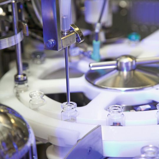 Bausch Germany ist auf aseptische Verarbeitungsmaschinen für stabile Behälter wie Vials, Kartuschen, Ampullen, Flaschen und Spritzen spezialisiert und wurde nun von der Dec Group übernommen.(Bild:  Dec Group)