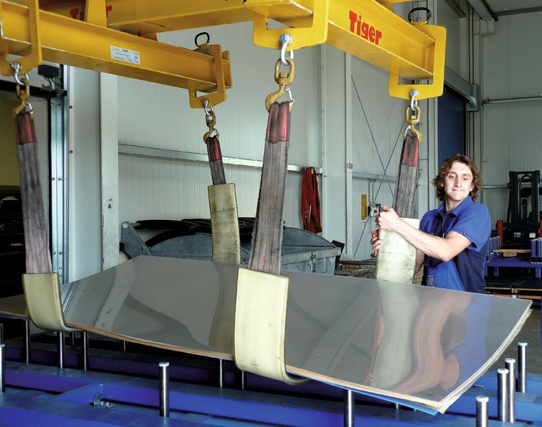 Einlagern der Blechplatinen in das automatische Lagersystem: Bleche werden vom Lkw per Spezialkran auf den Transportwagen lagegerecht positioniert ... Bild: Kuhn (Archiv: Vogel Business Media)