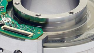 Bild 1: Die Winkelmessmodule von Heidenhain sind die perfekte Kombination von hochgenauen Winkelmessgeräten und Präzisionslagern. (Bild: Heidenhain)