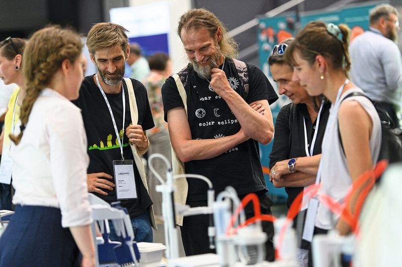 Trotz Sommerhitze draußen herrschte in der Halle eine angenehme und klimatisierte Gesprächsatmosphäre.    Mehr Infos zu den kommenden LAB-SUPPLY-Messen finden Sie auf www.lab-supply.info (Bild: Stefan Stark)