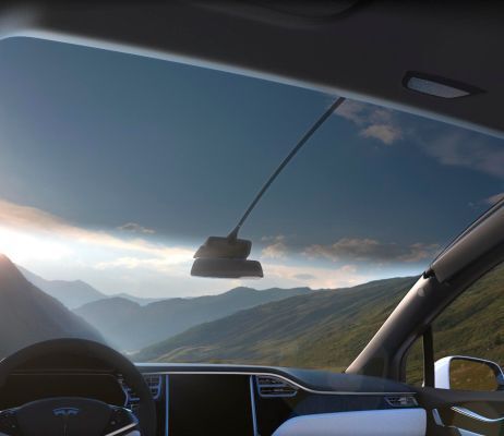 Bei der Frontscheibe handelt es sich um ein Panoramafenster das bis zum Dach hochgezogen ist. Wenn man im Auto sitzt fühlt man sich wie in einem Hubschrauber-Cockpit.  (Tesla)