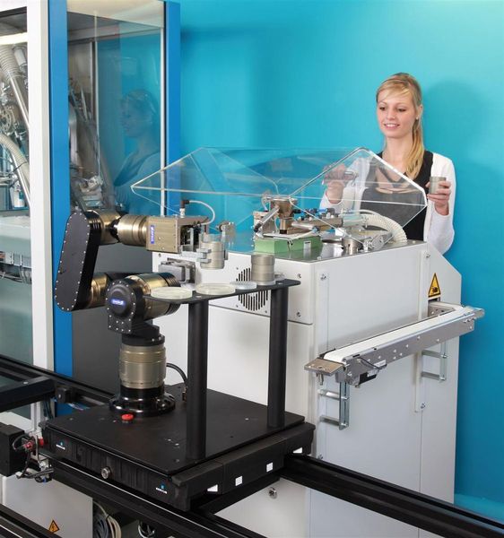 Das vollautomatische Laborautomationssystem POLAB Shuttle der Polysius AG wird zur Qualitätssicherung im Zementherstellungsprozess eingesetzt. Im barrierefreien Labor arbeiten Mensch und Roboter zusammen.  (Bild: Polysius AG)