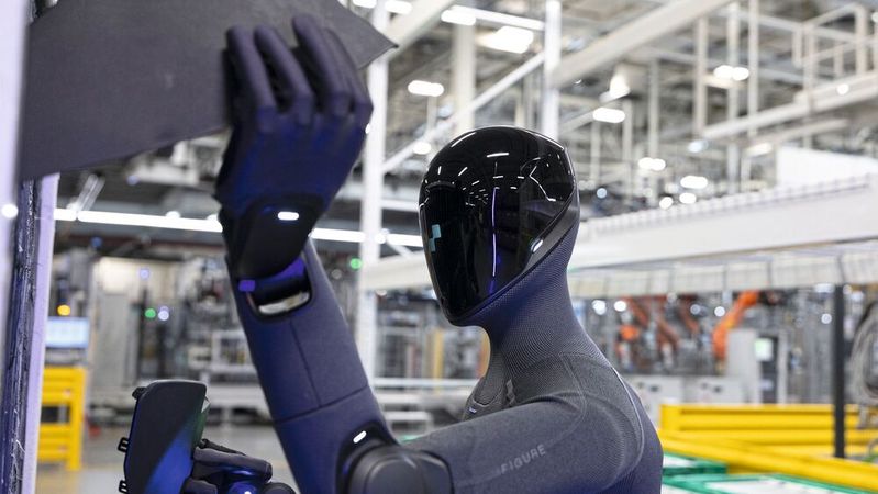 Figure 03 im Einsatz: Dank taktiler Sensoren und Kameras in den Händen sequenziert der Roboter angelieferte Bauteile für die Montage.(Bild:  BMW)