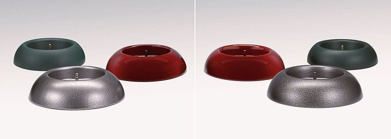 Links die originalen Christbaumständer „Easyfix Classic“ und „Easyfix Classic light” der Tannen-Paradies GmbH, rechts die Plagiate, die durch Gerrit Brinkman Bloemen- en Plantenhandel V.O.F. (Niederlande) vertrieben werden. Der Nachahmer hatte seit 2012 die Original Easyfix-Christbaumständer über den niederländischen Exklusiv-Partner von Tannen-Paradies bezogen und diese in den Niederlanden vertrieben. Seit 2019 vertreibt er seine optisch und auch farblich zum Verwechseln ähnlichen Plagiate und bewirbt diese nicht nur in den Niederlanden, sondern auch auf Messen in mehreren europäischen Ländern. Die Plagiate sind laut Aktion Plagiarius weniger stabil und der Kunststoff ist nicht, wie bei Tannen-Paradies üblich und auch vom Handel gefordert, aus Recyclingkunststoff. Der Nachahmer argumentiere, dass das Design nicht ‚schutzfähig‘ sei und bestreite eine sklavische Nachahmung. (Aktion Plagiarius e.V.)