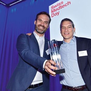 Diese beiden freuen sich über den ersten Preis: Philipp Tholen, Mitbegründer und Leiter Product & Operations, Ava, sowie Peter Stein, Mitgründer und Leiter F&E Ava, mit dem Swiss Medtech Award.
