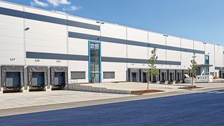 Für das von der Deutschen Gesellschaft für Nachhaltiges Bauen (DGNB) in Gold zertifizierte Logistikzentrum Four Parx GG RheinMain lieferte Hörmann Türen, Tore und Verladetechnik. (Four Parx)