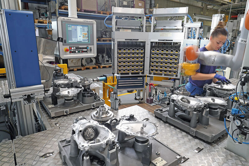 In der neuen Anlage arbeitet der Kollege Roboter jetzt gemeinsam mit dem Werker auf engstem Raum Hand in Hand. Ganz ohne Schutzzäune. (Kuka Systems)