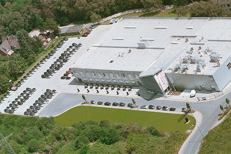 2004: Die Smart-Brabus GmbH eröffnet in Bottrop ihr modernes, 16 Millionen Euro teures Technologie- und Kompetenzzentrum. (Foto: Daimler)