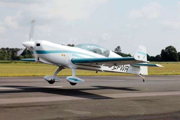 Jungfernflug: Erstmals fliegt ein Flugzeug der Zertifizierungs-Kategorie CS23 mit Permit-to-Fly rein-elektrisch. Der Siemens-Motor hat eine Leistung von 260 KW und ein Gewicht von nur 50 kg – laut Siemens verfügt er damit über ein Rekord-Leistungsgewicht. (Siemens)