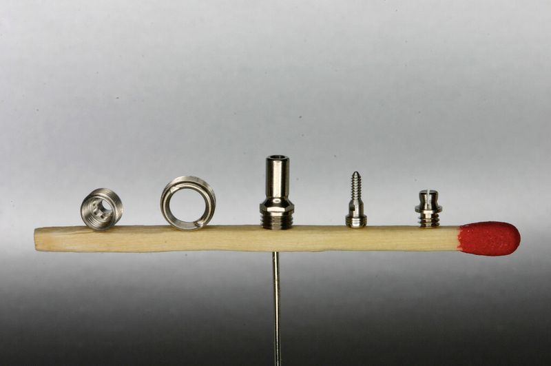 Der Hersteller produziert Teile in der Größe eines Streichholzkopfs mit höchster Genauigkeit. (Bild: Precitec)