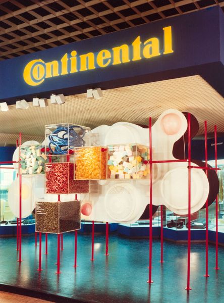 Continental-Messestand 1967. Produkte aus Kunststoffwurden in diesen Jahren im Rahmen einer Diversifikationsstrategie neu in das Portfolio aufgenommen. (Bild: Continental AG)