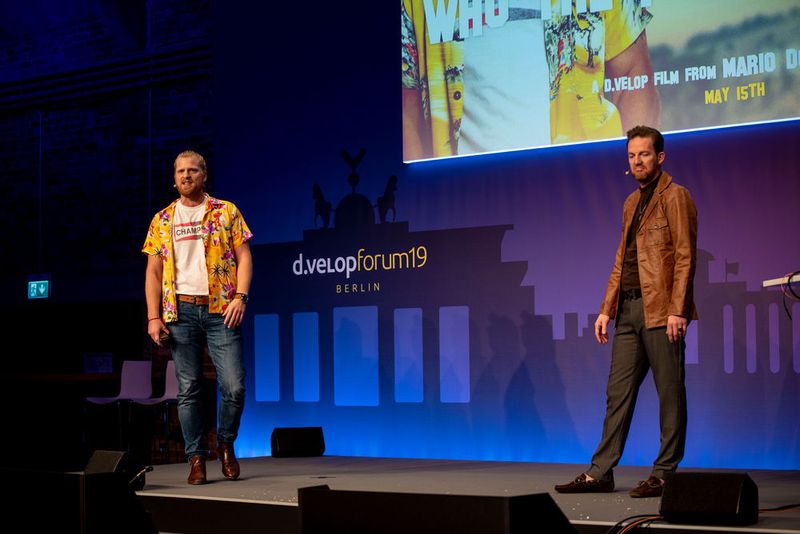 Frederik Lanz (links) und Björn Kemper rechneten auf humorvolle Weise mit den Stereotypen der Digitalisierung ab. (D.velop)