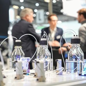 Die Compamed 2026 wird vom 16. bis 19. November in Düsseldorf parallel zur Medica auf technologische Grundlagen der Medizintechnik richten.(Bild:  Messe Düsseldorf / Tillmann)