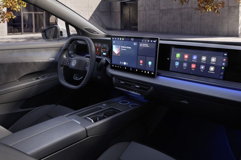 The cockpit features up to three screens. (Source: Volkswagen AG)