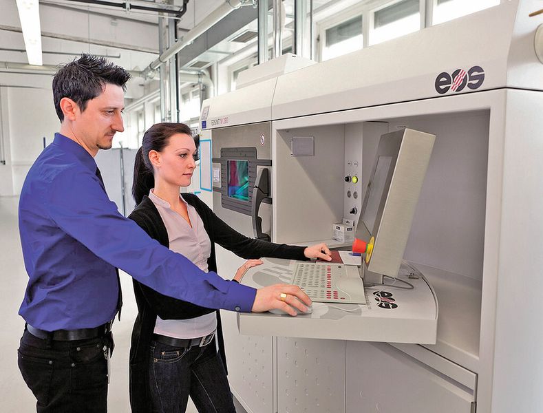 Einblick in die (additive) Fertigung: Eines der sieben EOS-Systeme, mit dem bei der MTU Serienbauteile für den Triebwerksbau hergestellt werden. (Bild: MTU Aero Engines)