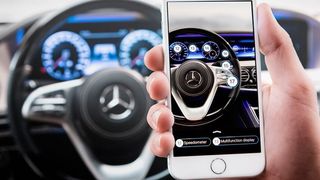 Die App „Ask Mercedes“ erklärt dem Fahrer Cockpit-Funktionen und Bedienelemente.  (Daimler)
