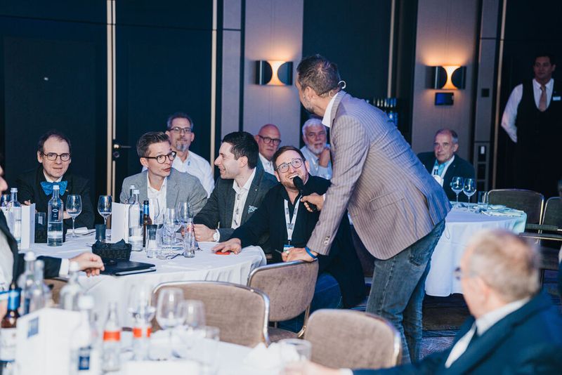 Ein weiteres Highlight des Abends: Das Datacenter Quiz! Begleitet von der charmanten Moderation von Ralf Schmitt, Geschäftsführer bei Impulspiloten, stellten sich die Teilnehmenden in bunt zusammengewürfelten Teams der Challenge. (Bild: Vogel IT-Akademie)