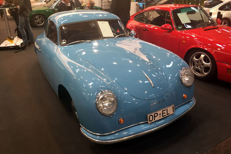 Nicht vom Nummernschild täuschen lassen: Hier handelt es sich nicht um einen Opel sondern um einen Porsche 356. (Foto: press-inform)