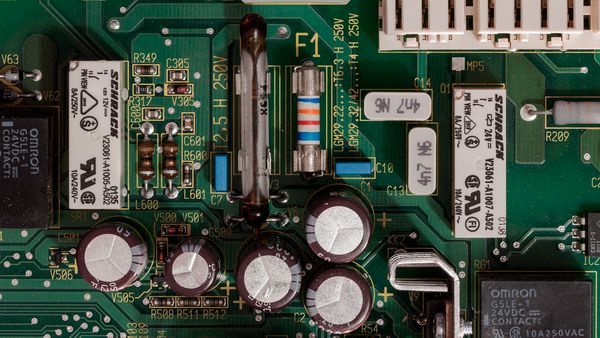 Die Auslöser für einen Elektroband sind vielfältig: fehlerhafte Bauteile, Gerätealterung, Fehler in der Fertigung, unzureichende Steckverbindungen, unzulässige Einsatzbedingungen oder das Versagen von Komponenten. (Bild: Job)