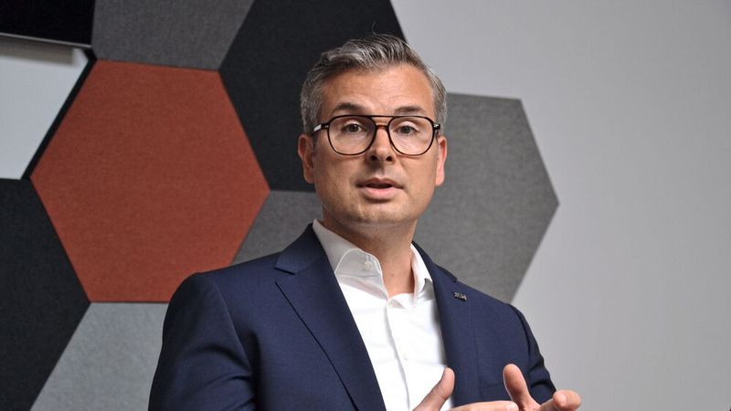 Benjamin Kaiser: „Unsere Kunden suchen heute bevorzugt digital und sehr gezielt nach einem Fahrzeug. Gleichzeitig sind sie bereit, für ihr gebrauchtes Traumauto weitere Wege in Kauf zu nehmen. Genau darauf zahlt unser innovatives Hybridkonzept ein.“ (Bild: Michel/»kfz-betrieb«)