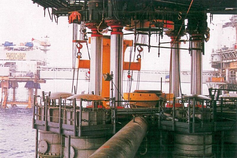 122 Hydrozylinder stemmen die 40.000 Tonnen schwere Plattform um 6,5 Meter nach oben. (Bosch Rexroth AG)