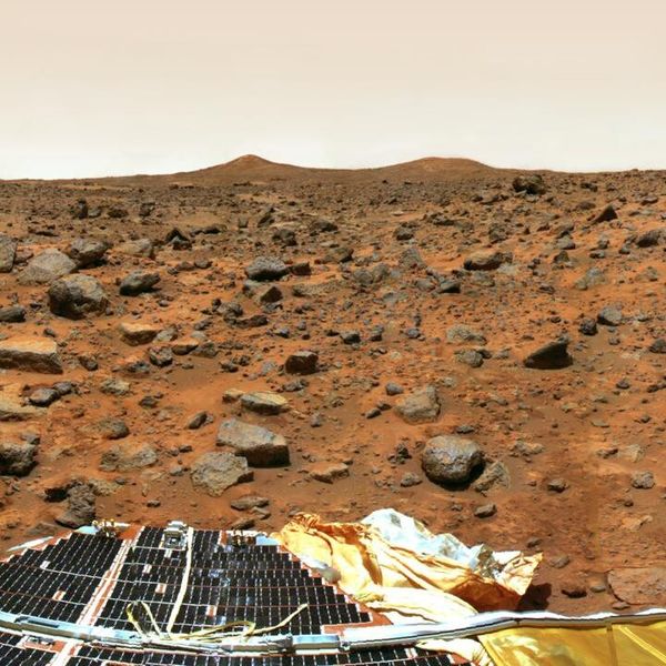 ... die Mars-Sonde „Pathfinder“, die 1997 erstmals ein bewegliches Gerät auf die Marsoberfläche brachte. (Bild: NASA)