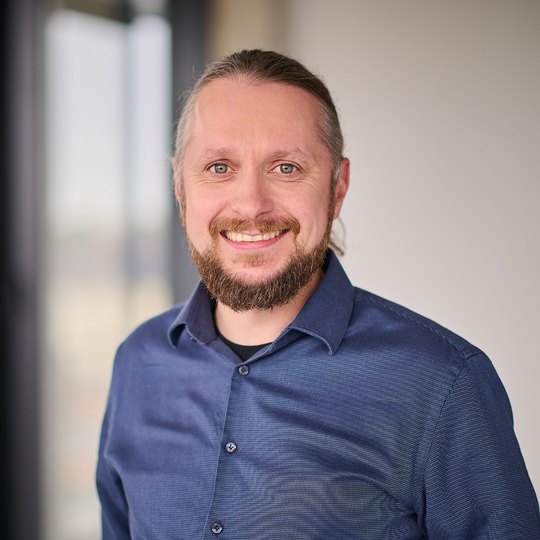 Dr. Gregor Schweppe, Head of Data Science bei Megla: „KI-Projekte im Shopfloor scheitern selten an fehlenden Algorithmen, sondern an unklaren Daten und Prozessen."(Bild:  Megla GmbH)