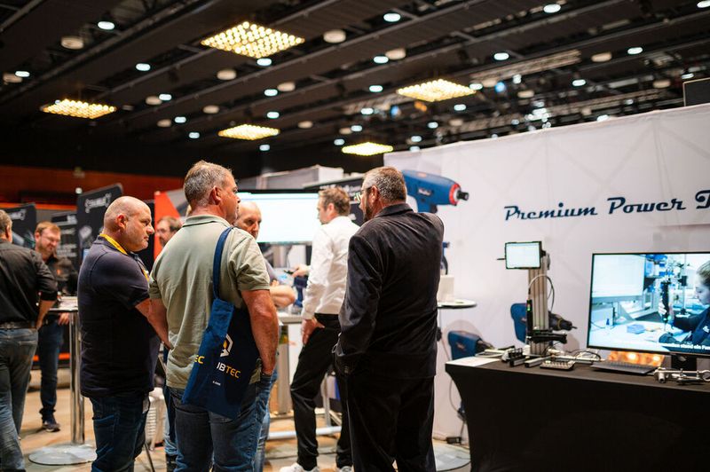 Die lockere und familiäre Atmosphäre auf der Schraubtec förderte den Austausch zwischen Ausstellern und Besuchern. (Bild: Donna und der Blitz)