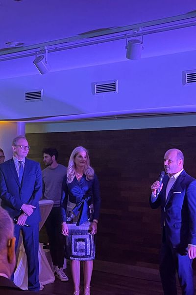 Renault-Deutschland-Chef Markus Siebrecht (r.) übernahm nach der Eröffnungsrede durch die Geschäftsführung Dagmar König und Dirk Steeger das Wort. (Bild: Autohaus König)