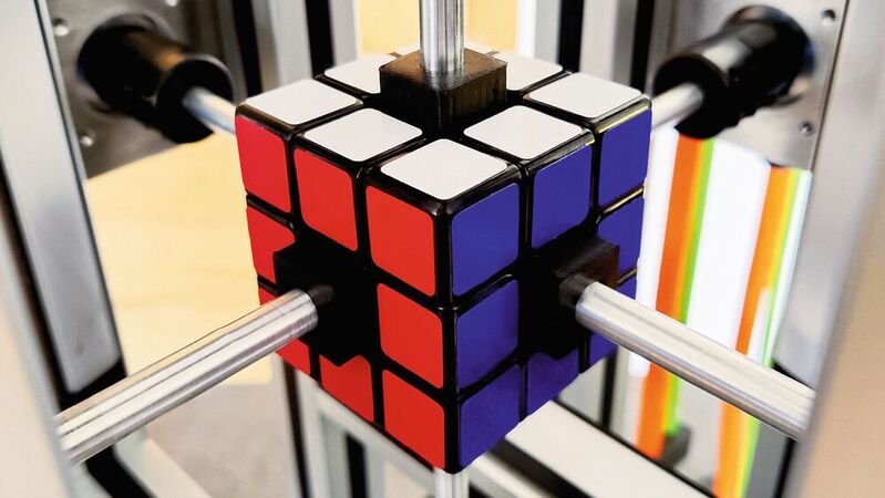 Der Zauberwürfel löst sich dank des HTL-Projekts „Rubik’s Cube Solver“ in 385 Tausendstelsekunden vollautomatisch.