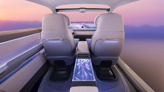 Yanfeng will Funktionen wie haptische Feedback in dekorative Oberflächen integrieren. Dafür nutzt der Zulieferer die IMSE-Technik von Tactotek. (Bild: Yanfeng)