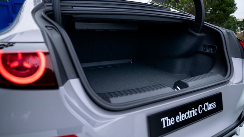 Der Kofferraum schluckt 470 Liter, die Rücksitzlehnen sind elektrisch umklappbar und erweitern die Variabilität enorm. (Bild: Mercedes-Benz)