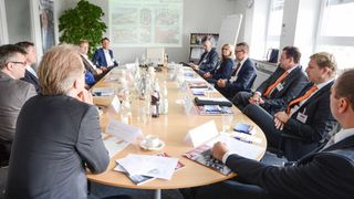 Das Fachmagazin »Automobil Industrie« lud zu einem Round-Table-Gespräch und Experten verschiedener Zulieferer diskutierten über das "Interieur der Zukunft". (Foto: Marcel Gollin/ Vogel Business Media)