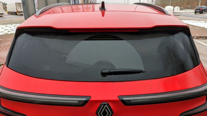 Wie klein die Heckscheibe wirklich ist, zeigt der Miniatur-Heckscheibenwischer. (Bild: Rosenow – VCG)