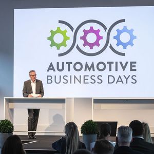 »kfz-betrieb« hatte am 21. und 22. Juni zu den ersten Automotive Business Days nach Würzburg geladen. Begrüßt wurden die rund 500 Gäste, die live und digital an den beiden Kongresstagen dabei waren, von »kfz-betrieb«-Chefredakteur Wolfgang Michel.(Bild:  Stefan Bausewein)