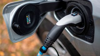 Ausbau: Bis 2023 sollen bundesweit 1000 Schnellladepunkte mit mehr als 150 kW Ladeleistung entstehen. (Bild: dpa Bildfunk)