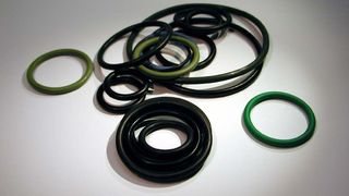 Diverse Größen von gebräuchlichen O-Ringen. (Ilja / CC BY-SA 3.0)