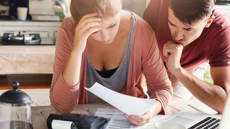 Schlimm genug, wenn das Konto gepfändet wird. Ab 1.7.2025 steigt die Pfändungsgrenze. Hat der Arbeitgeber trotzdem zu wenig überwiesen, können Arbeitnehmer diesen Betrag nachfordern.(Bild:  wayhomestudio - freepik.com)