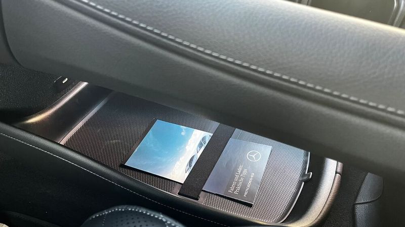 Unter der Mittelkonsole lässt sich die Handtasche oder der Rucksack abstellen. (Bild: Simon – VCG)