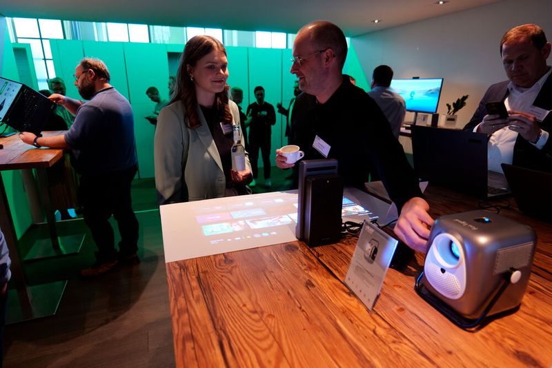 Produktmanagerin Luisa Thomas (Acer) stellt Neuigkeiten im Produktbereich Projektoren vor. (Bild: Acer)