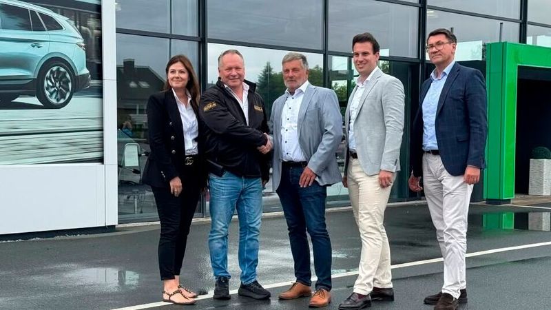 Das Autohaus Mense führt das Autohaus Lenz weiter: (v. l.) Bettina Lenz, Frank Lenz, Matthias Mense, Daniel Fernandez C. und Bogdan Kulak.(Bild:  Autohaus Lenz)